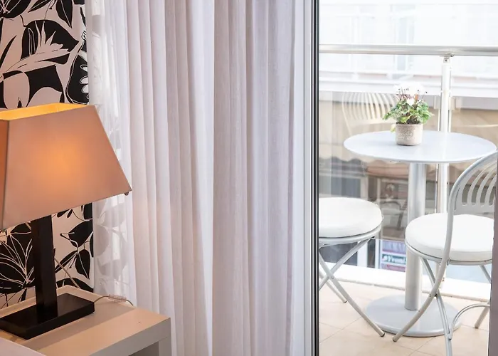 Afrodite Suites *
